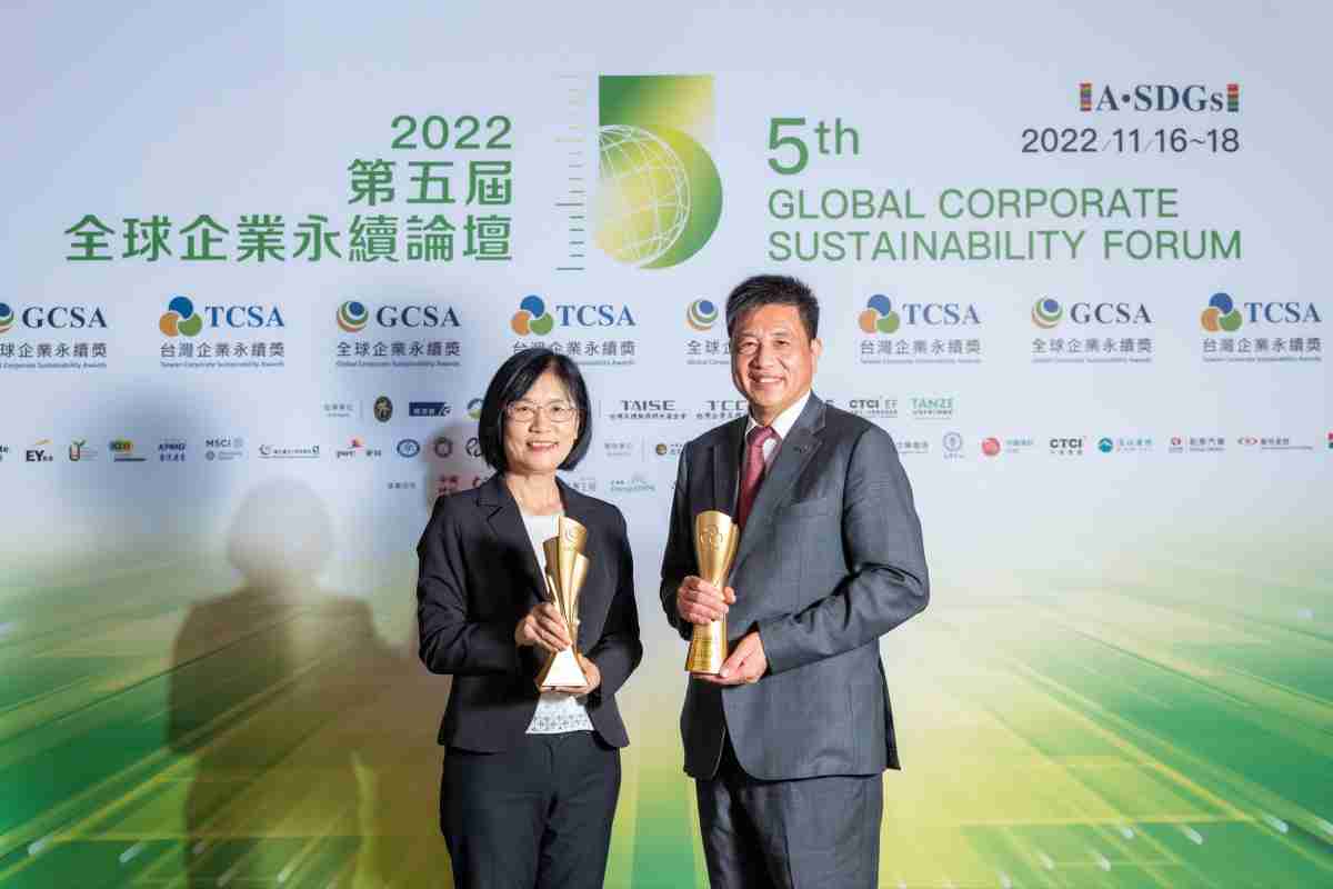 糖果派对作为净零碳排先锋，，，期引领价值链伙伴同行共好，，卫冕制造业组“十大典范企业” 二连冠殊荣(左：糖果派对光电永续长古秀华，，右：糖果派对光电董事长暨执行长彭双浪)