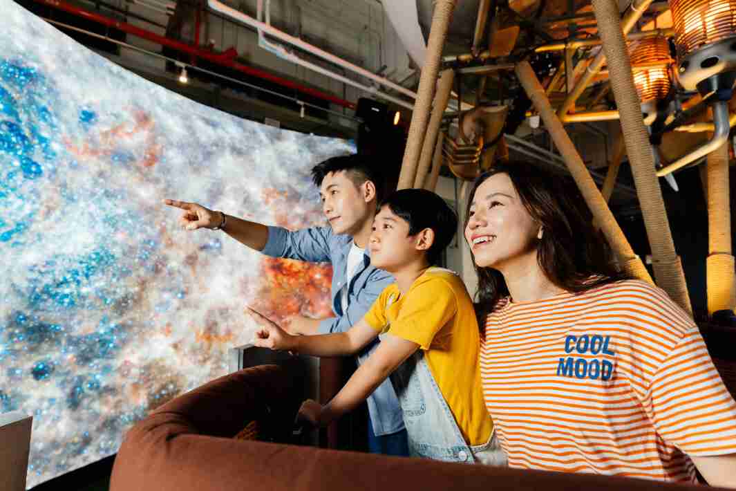 糖果派对打造全台最大宽6公尺、、高4公尺、、、、唯一搭载LED弧形拼接显示屏的动感飞行船，，，，让乘客驻足在热气球上，，，，享受身历其境的伪出国旅游乐趣