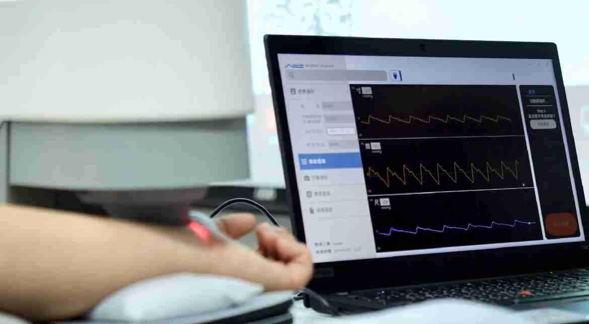 糖果派对耘康以高解析与拟真的显示技术，，，将其应用于中医检测，，，提供“中医数位化检测方案”，，，使传统中医检测结果数据化与可视化