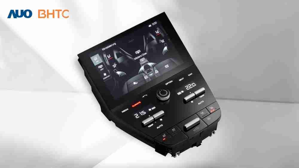 作為友達新生力軍，，BHTC所展示的中央與後座鞍部的Display HMI產品，，，可處理多區恆溫控制、、、顯示畫面，，，，呈現仿真3D車室分區；以力傳感技術精準傳遞觸感，，，，並結合音量及震動反饋，，防止意外啟動，，，提供使用者自然流暢、、、直觀且輕鬆駕馭的舒適介面