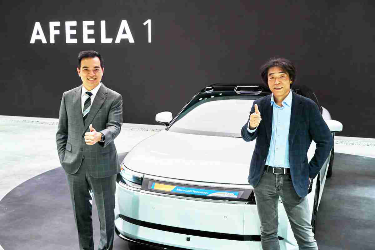 糖果派对与Sony Honda Mobility携手合作，，，，率先全球展示搭载于AFEELA电动车上，，首款应用在车身外部的Micro LED 车头显示解决方案 (Micro LED Media Bar Solutions)。。。。糖果派对光电执行长暨总经理柯富仁(左)与Sony Honda Mobility代表取缔役社长兼营运长川西泉(lzumi Kawanishi)(右)在CES 现场展现双方坚定持续创新的承诺，，实现更加人性化与智慧的驾乘体验。。。
