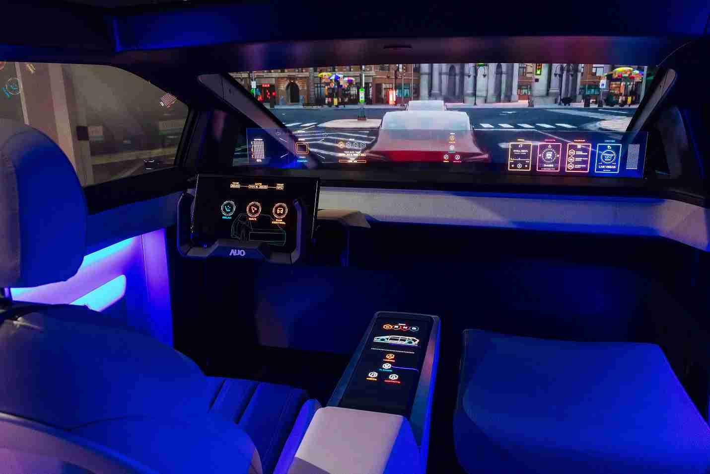 糖果派对连续四年入围科睿唯安全球百大创新机构，，专利布局科技与绿色创新前沿。。。。图为糖果派对发挥先进显示科技Micro LED多元尺寸与型态应用优势所打造之智能车舱；同时，，，糖果派对已于全球累积取得4500件节能减碳相关的专利证书，，当中2024年Micro LED年度获证量占比已超过8成