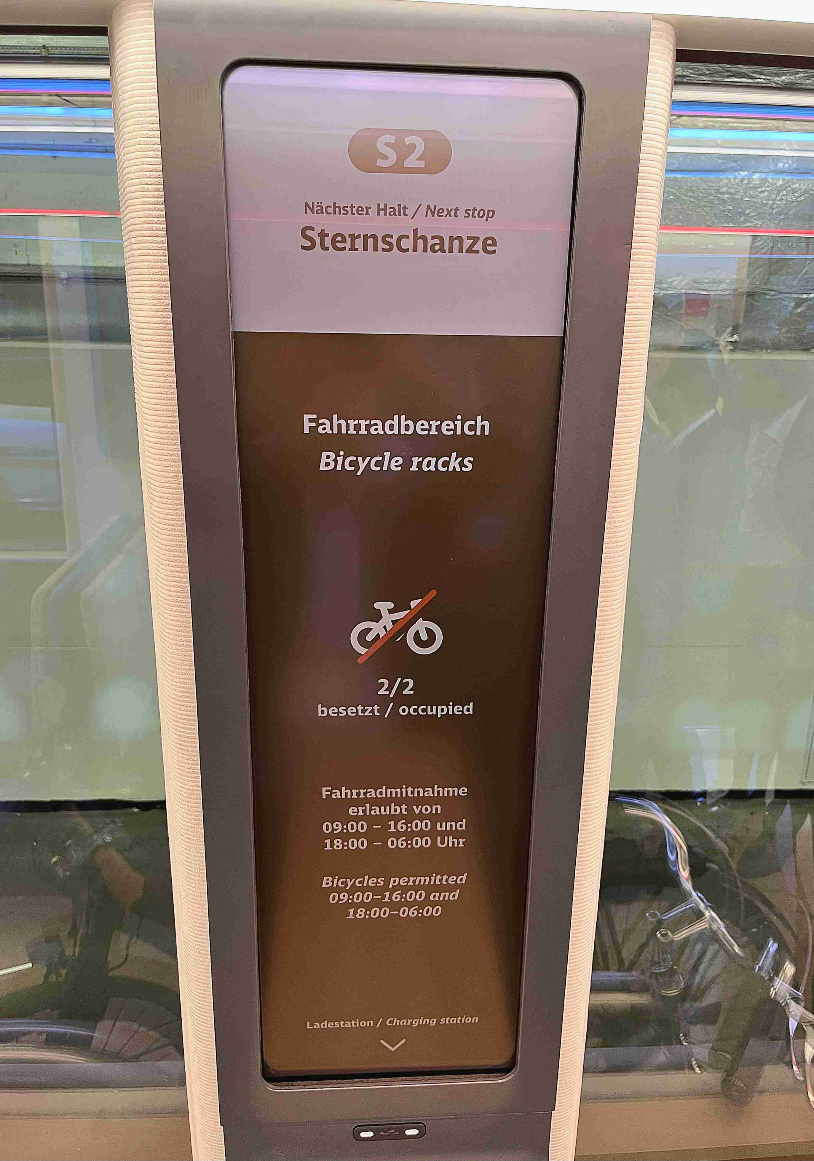 达擎HiRaso显示技术采用胆固醇液晶独特的双稳态特性及反射环境光线的方式，，，发挥最佳能源运用效率，，，其仅在更换显示画面时才消耗电力，，，，在持续静止的画面显示上则为零耗电，，与传统液晶显示技术相比大幅节省90%能耗